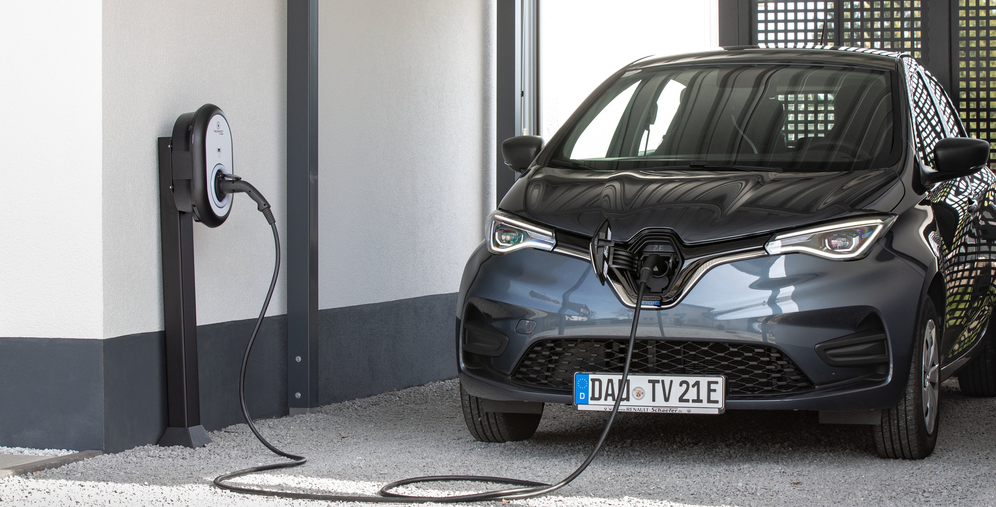 E-Auto in der Garage mit Wallbox